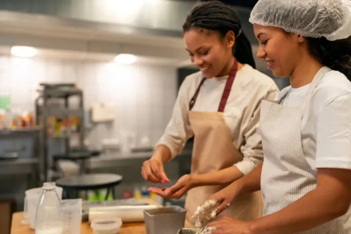 OPERADORA DE LOJA E AUXILIAR DE COZINHA . 