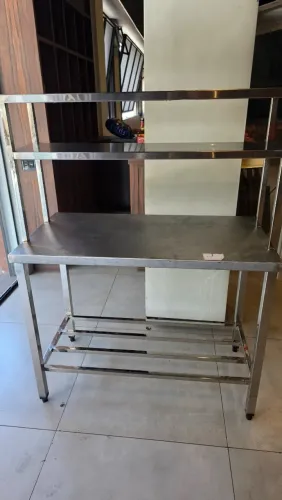 MESA DE INOX COM PRATELEIRA