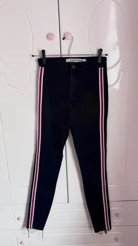 calça jeans skinny preta zara com listra lateral