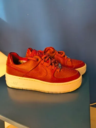 NIKE AIR FORCE ONE FEMININO 35 COURO VINHO NOVÍSSIMO