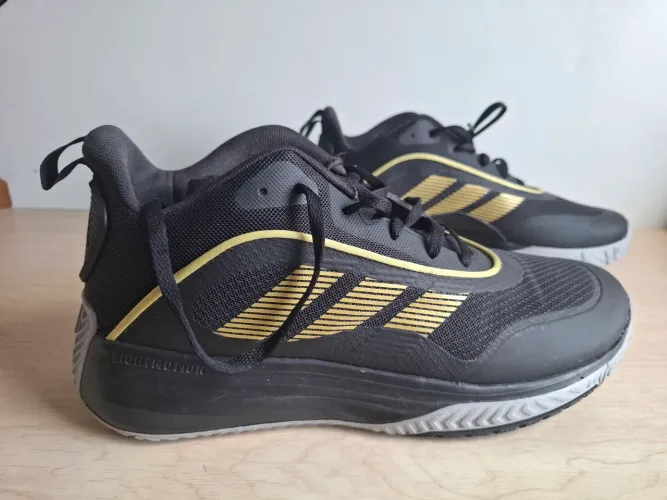 TENIS ADIDAS (BASQUETE OU VÔLEI)