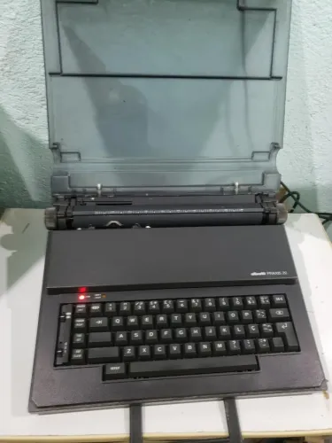 máquina de escrever eletrônica portátil Olivetti Praxis 20