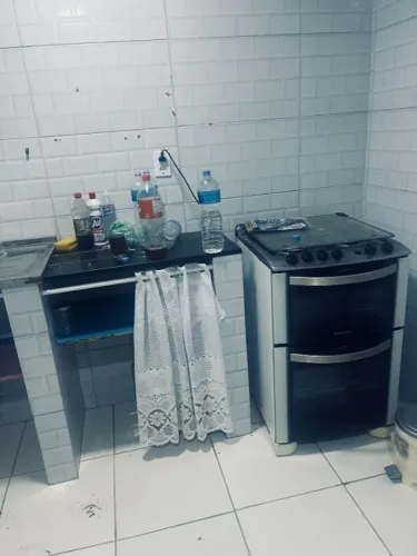 Alugo Kitnet ampla conceito aberto 40 m2 - com varandão - Cento de Del Castilho.