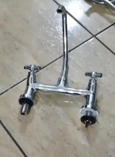 Torneira com duas saídas, nunca usada
