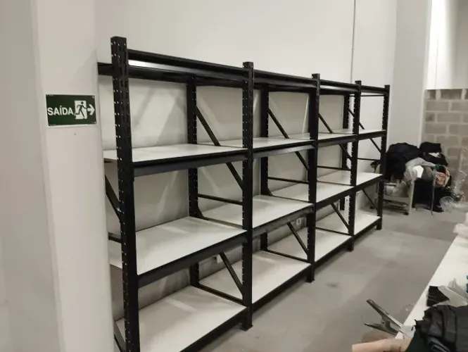 Prateleira para ferragens