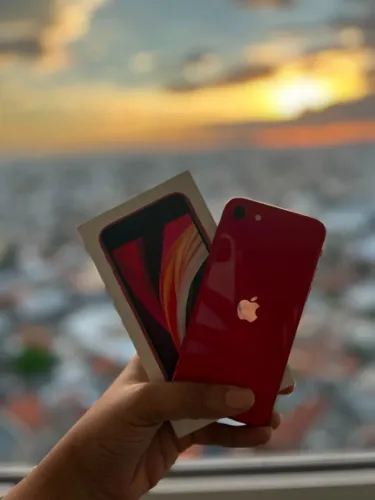 IPHONE SE 2020 64GB vermelho todo original com caixa Bateria 74% pegamos seu usado
