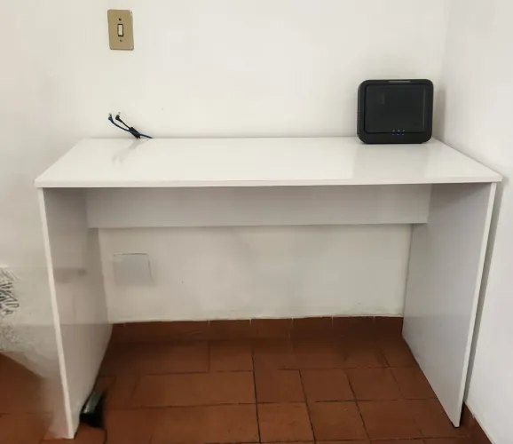 Mesa Escrivaninha Branca - Ideal para Home Office / Estudos