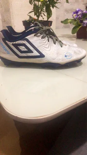 Chuteira umbro semi nova  34