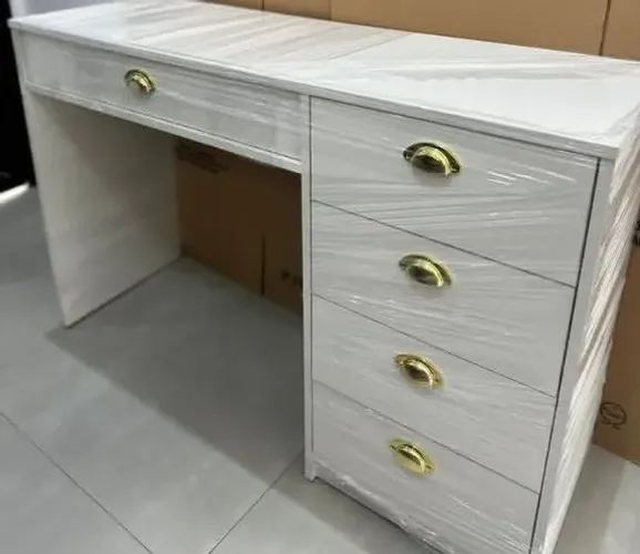 Mesa de manicure espaçosa com gavetas