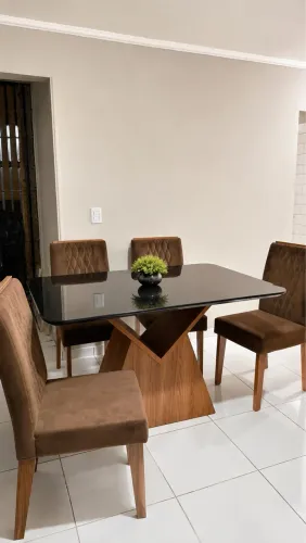 Mesa com 4 cadeiras