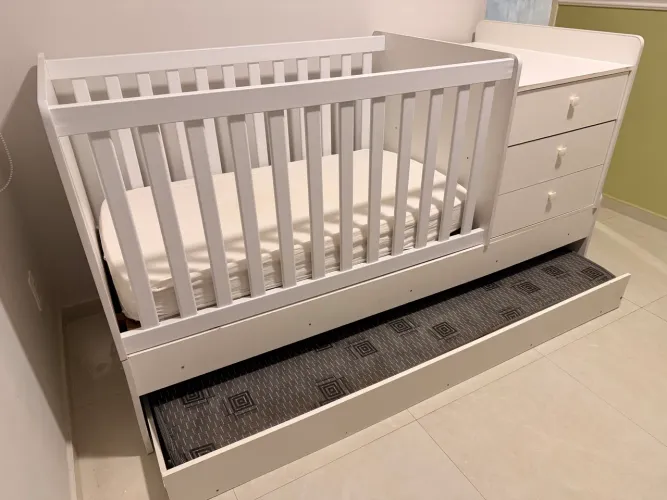 Berço com cômoda e cama auxiliar