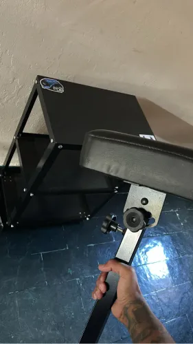 Mesa auxiliar e apoio de braço