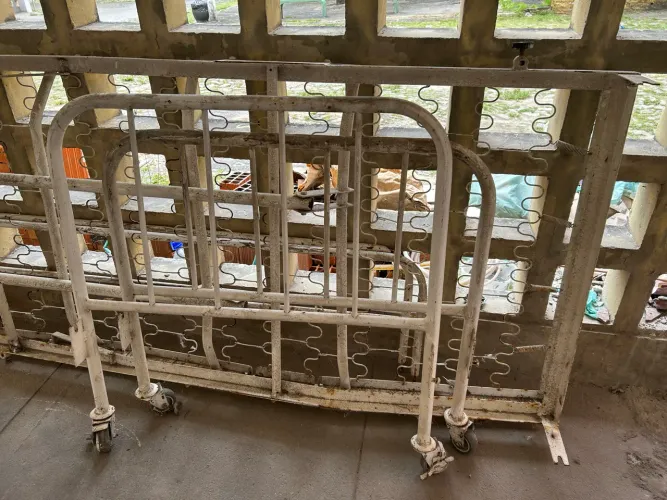Estou vendendo uma cama hospitalar de molas preço muito acessível