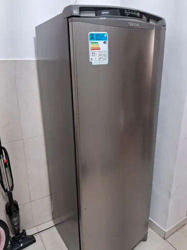 Geladeira 365 litros, funcionando normal. Com slgumas marcas de uso .