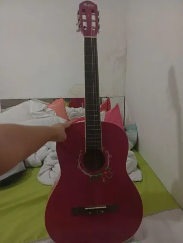  Violão Clássico Tagima Memphis AC-39 rosa brilhante com cordas de nylon.