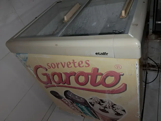 Frezer usado em bom estado . Precisa trocar o compressor