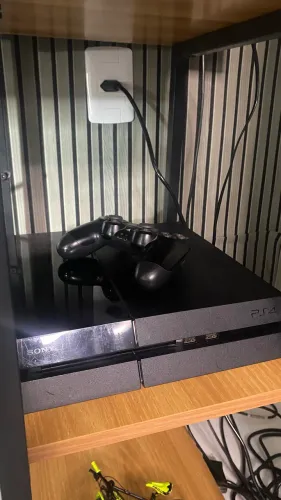 PlayStation 4 500gb desbloqueado com um controle original