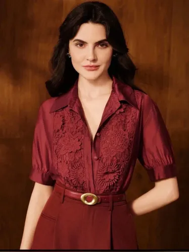 Blusa vermelha vinho com renda gola social elegante