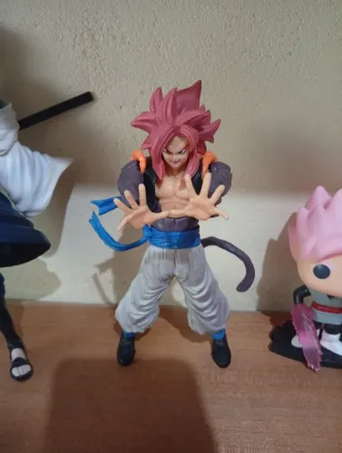 Boneco do Gogeta super Sayajin 4 na pose do big bang kamekameha 
