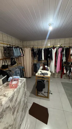Vende-se loja de roupa feminina: roupa + instalação