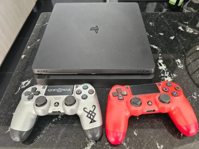 Playstation 4 slim + 2 Controles + 2 jogos originais ( Brinde: carregador para 2 cont.).)