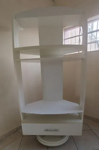 Estante giratória para sala com rodinhas