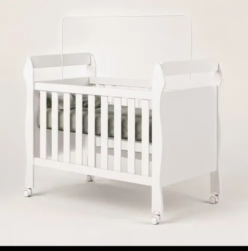 Berço de bebê americano praticamente novo com colchão