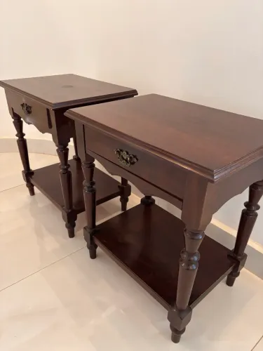 mesa de cabeceira clássica é feita de madeira maciça decada 1970