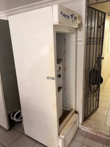 Freezer vertical expositor Fricon 565L 110v - porta com problema