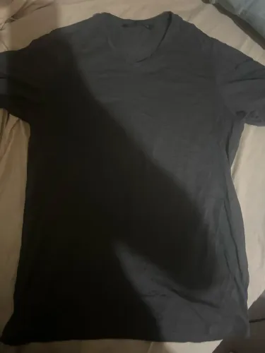 camiseta em algodão peruano, gola v. Nova, nunca usada.