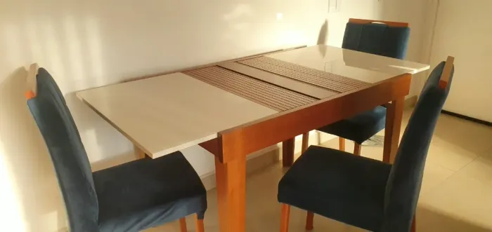 Conjunto Mesa de jantar com 04 cadeiras