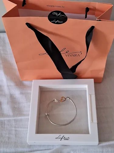 Pulseira coração com banho de ouro amarelo.