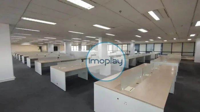 Laje comercial com 981m² semi-mobiliado, carpete, 04 banheiros cabinados com acessibilidad