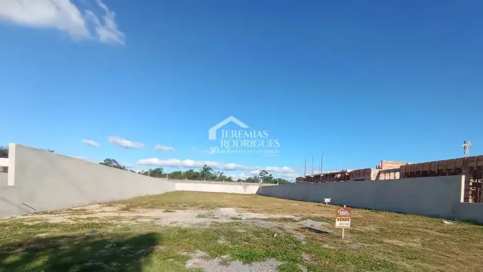 Terreno à venda com 1.044 m² no Condomínio Colonial Village II em Pindamonhangaba/SP.