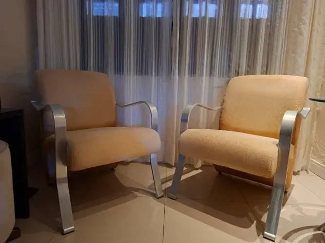 2 Poltronas com braços metálicos