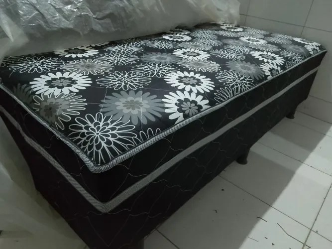 Vende-se cama box de solteiro com espuma acoplado nela valor 230 ZAP *