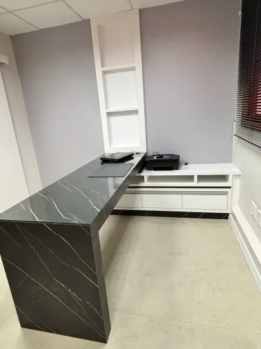 Mesa de Trabalho em L Planejada - Marcenaria + Tampo de Vidro