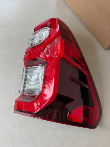Lanterna original Hilux SRX 2022 lado direito 