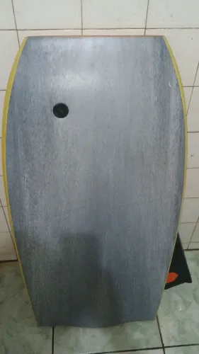 Prancha de body boardy Genesis e pé de pato VIPER MS short jonh Mormaii