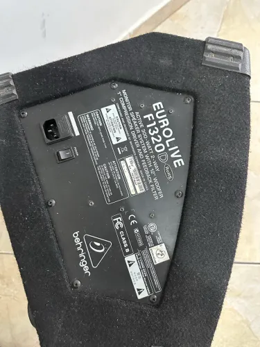 Caixa de som profissional behringer 1320 euroville