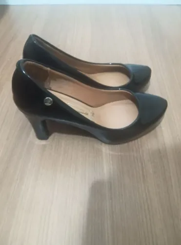 Vendo um sapato de salto alto