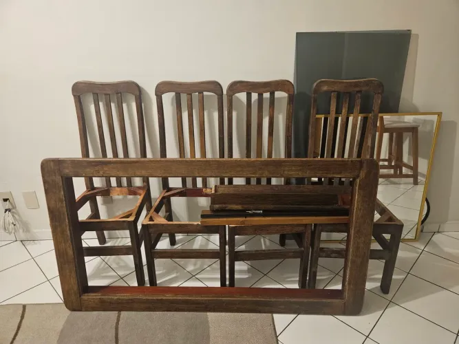Mesa de jantar 4 a 6 lugares - madeira maciça escura