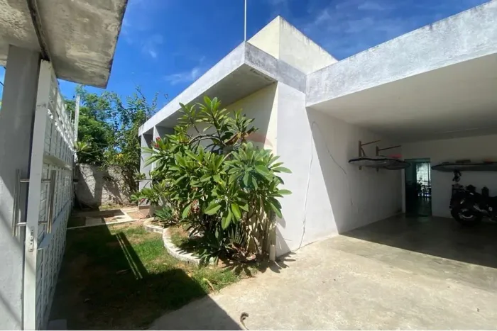 Casa térrea ampla com piscina e churrasqueira à venda, entre capim macio e ponta negra!