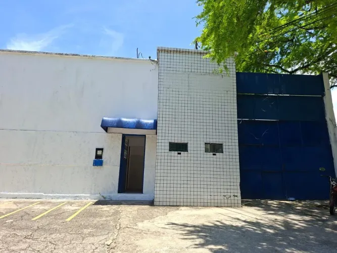 Imóvel Comercial na Av. Fernandes Lima, com 5 Salas e Garagem para 5 Carros