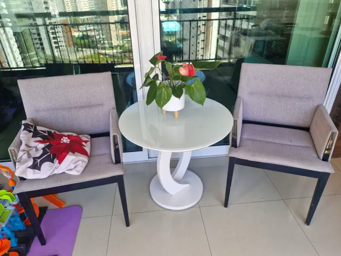 Conjunto de cadeira e mesa.