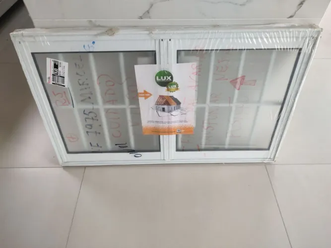Janela maxi ar de alumínio branco com grade 