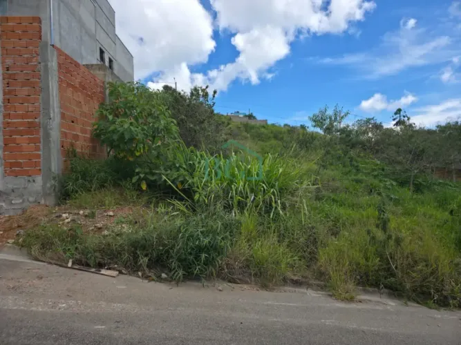 Excelente terreno de esquina á venda de 200m² no Jardim Imperial em Poços de Caldas MG.