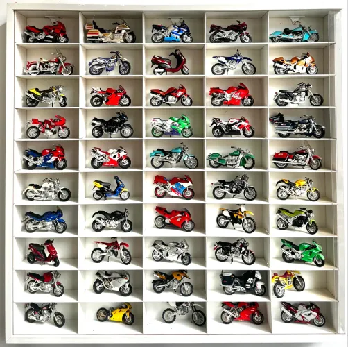 Coleção de miniaturas de motos - 50 peças - acompanha armário expositor