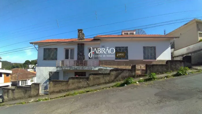 Casa espaçosa e aconchegante no bairro Boa Morte em Barbacena MG com 04 quartos e 273m².