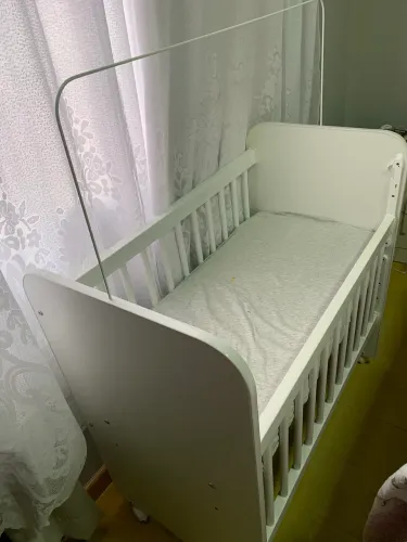 Mini berço com rodinhas e grade ajustável